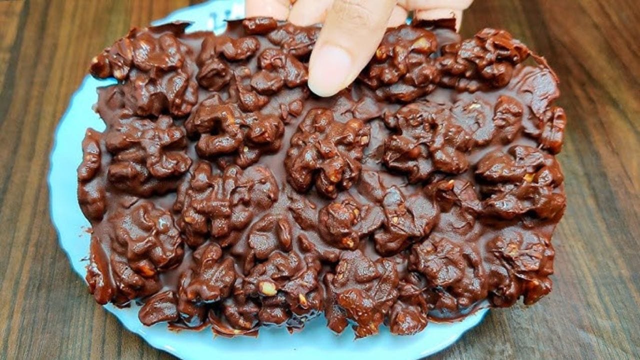 અખરોટ ચોકલેટ બનાવવા માટે અખરોટ, માખણ, ડાર્ક ચોકલેટ, કન્ડેન્સ્ડ મિલ્ક, છીણેલો માવો સહિતની વસ્તુની જરુર પડશે. 