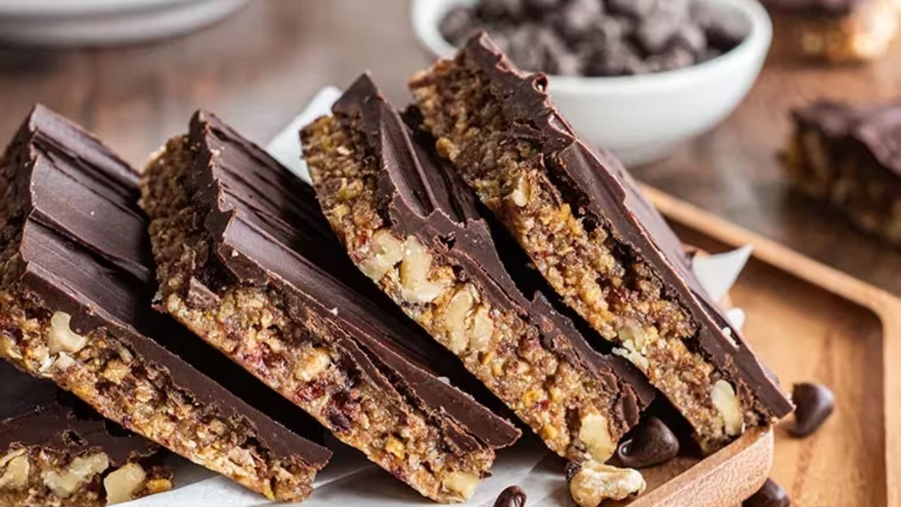 આ ચોકલેટ બનાવવા માટે સૌ પ્રથમ અખરોટ કાપી લો. હવે એક નોનસ્ટિક પેન ગરમ કરો. તેમાં માખણ અને ડાર્ક ચોકલેટ ઉમેરો. 