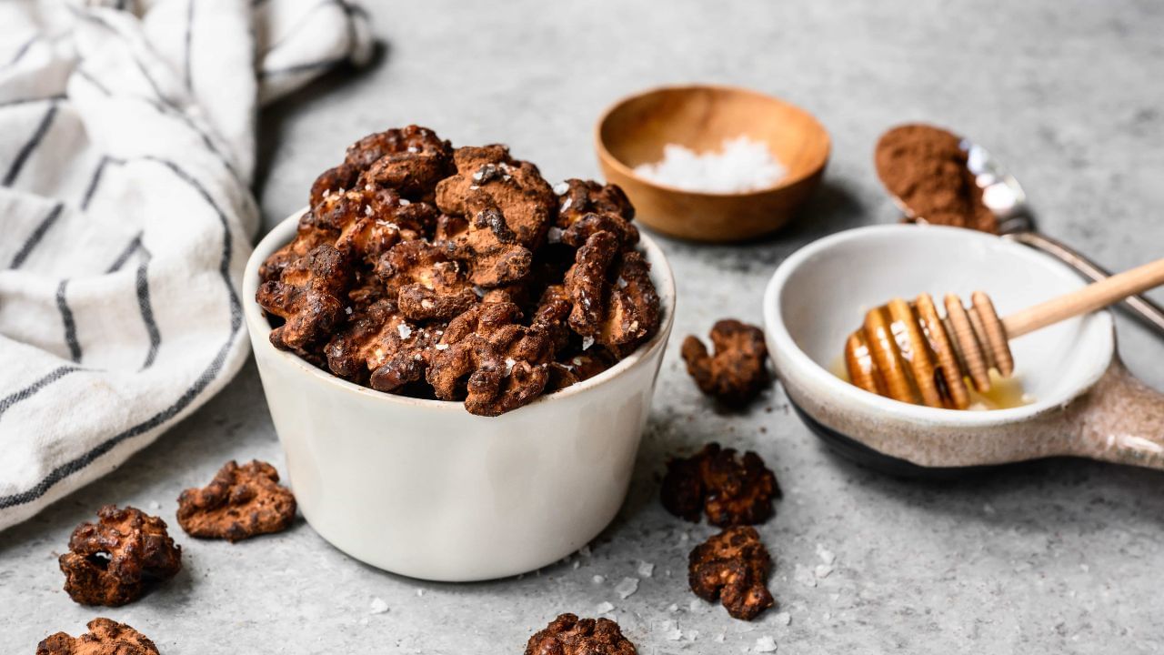 જ્યારે ચોકલેટ સારી રીતે ઓગળી જાય ત્યારે તેમાં કન્ડેન્સ્ડ મિલ્ક ઉમેરો અને મધ્મ આંચ પર 2-3 મિનિટ સુધી રાંધો. 