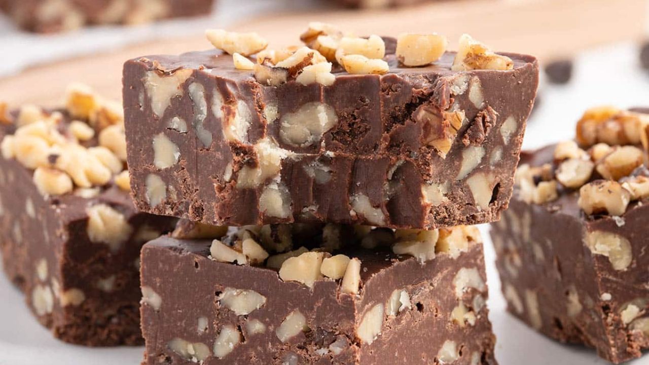 હવે માવો અને અડધા સમારેલા અખરોટ ઉમેરો અને સારી રીતે મિક્સ કરો. 5-6 મિનિટ સુધી રાંધો. આ મિશ્રણને એક ગ્લાસ ટીનમાં રેડો, બાકીના અખરોટ છાંટો અને 2-3 કલાક માટે બાજુ પર રાખો. ચોરસ ટુકડાઓમાં કાપો અને તમારી સ્વાદિષ્ટ રેસીપી તૈયાર છે.