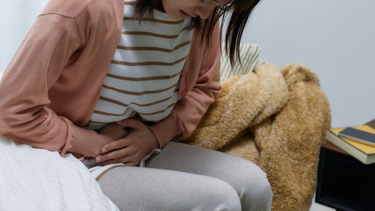 શું તમને વારંવાર કબજિયાતની સમસ્યાનો સામનો કરવો પડે છે? જો હા, તો તમારે ફક્ત દૂધ પીવાનું ટાળવું જોઈએ. સાદું દૂધ પીવાથી તમારી સમસ્યા વધી શકે છે. જો તમે કબજિયાતથી છુટકારો મેળવવા માંગતા હો, તો તમે ચપટી હળદર અથવા થોડી તજ ઉમેરીને દૂધ પી શકો છો. આ રીતે દૂધનું સેવન કરવાથી ગેસ અને અપચો જેવી સમસ્યાઓમાં પણ ઘણી હદ સુધી રાહત મળી શકે છે.