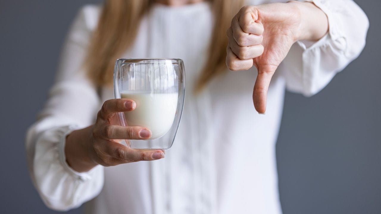 ક્યારેક દૂધ પીવાથી હાર્ટબર્ન અથવા એસિડિટી થઈ શકે છે. બીજી બાજુ, જો તમને પહેલાથી જ એસિડિટી અથવા હાર્ટબર્નનો અનુભવ થઈ રહ્યો હોય, તો તમારે ગરમ દૂધ પીવાનું ટાળવું જોઈએ નહીંતર તમારે તેના પરિણામોનો સામનો કરવો પડી શકે છે. જોકે, ઠંડુ દૂધ પીવાથી એસિડિટીના લક્ષણો પણ દૂર થઈ શકે છે.