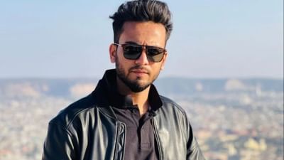 યાદવ અટક ભારતમાં જોવા મળતી અટક પૈકી એક છે. યાદવ શબ્દ સંસ્કૃતમાંથી આવ્યો છે.આ સમુદાય યદુ વંશ સાથે સંકળાયેલો છે.  