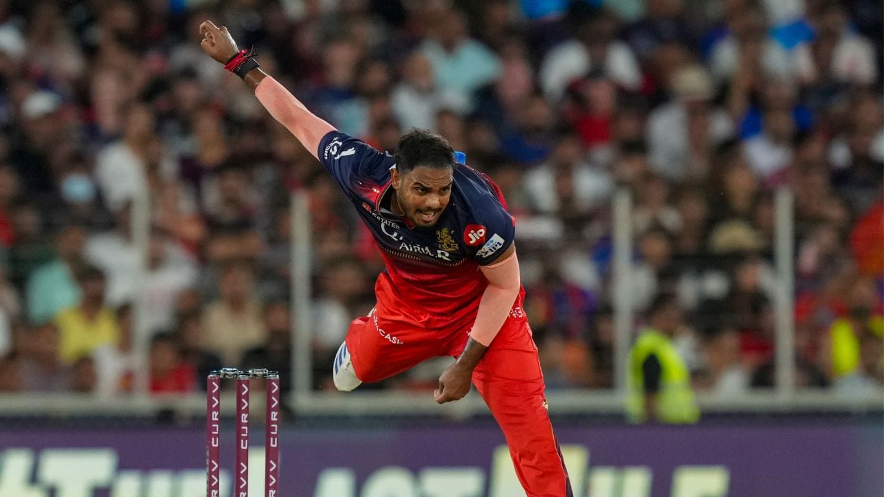 જોકે, તેની આઈપીએલ કારકિર્દીનો ટર્નિંગ પોઈન્ટ ચેન્નાઈ સુપર કિંગ્સ સામે છેલ્લી ઓવરમાં 17 રનનો બચાવ હતો, જેમાં એમએસ ધોનીની મોટી વિકેટ પણ સામેલ હતી અને આરસીબીને પ્લેઓફ માટે ક્વોલિફાય કરવામાં મદદ મળી હતી.