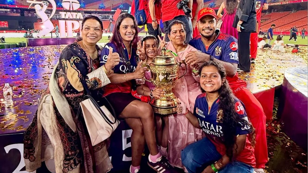 સપ્ટેમ્બર-ઓક્ટોબર 2024 દરમિયાન બાંગ્લાદેશ સામેની ટેસ્ટ સિરીઝ માટે તેને ભારતીય રાષ્ટ્રીય ટીમમાં પ્રથમ વખત સામેલ કરવામાં આવ્યો હતો.જુલાઈ 2025માં સગીરા પર બળાત્કારના આરોપ બાદ દયાલ પર જયપુર પોલીસે આરોપ મૂક્યો હતો.અત્યારસુધી યશ દયાલ પર 2 વખત બળાત્કારનો આરોપ લાગી ચૂક્યો છે.