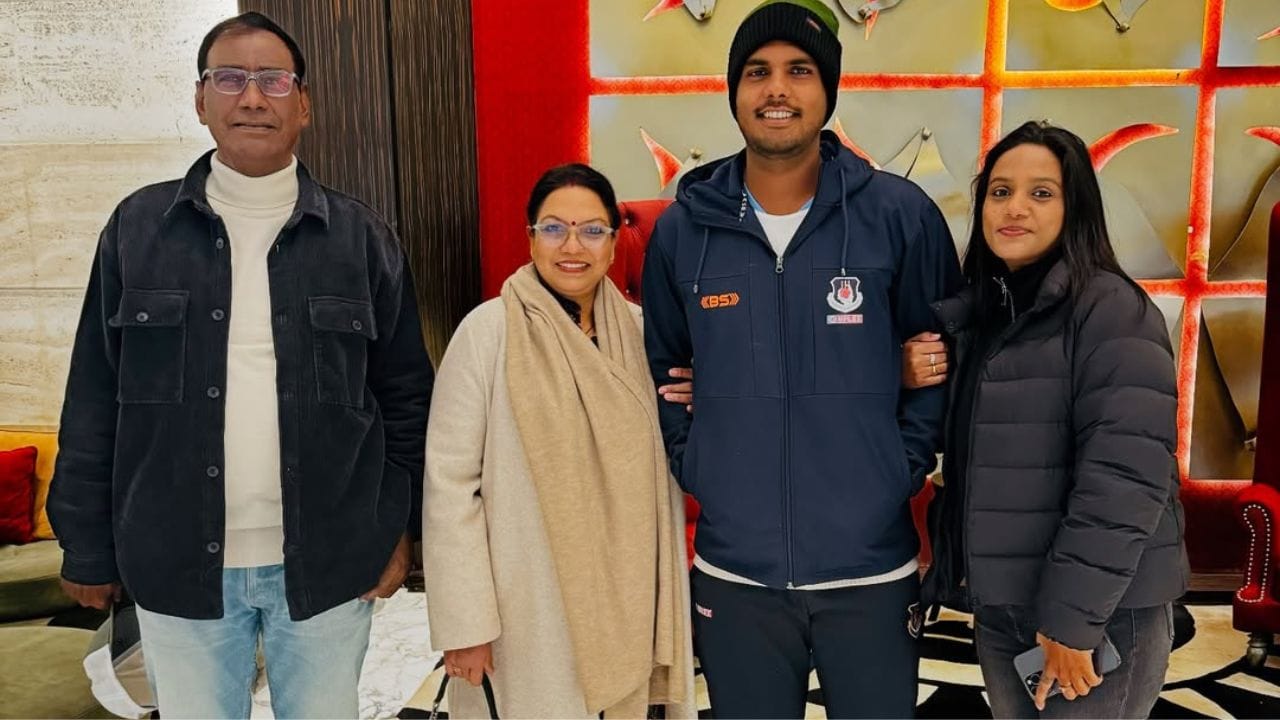  જ્યારે યશે ક્રિકેટ રમવાનું શરૂ કર્યું, ત્યારે લોકો તેના માતા-પિતાને ટોણા મારતા હતા કે તમારો દીકરો કાંઈ કરી શકશે નહી. તે આખો દિવસ ક્રિકેટ રમતો રહે છે, પરંતુ ચંદ્રપાલ હંમેશા આવા લોકોને અવગણતા હતા. તેને પોતાના દીકરા પર વિશ્વાસ હતો કે તે એક દિવસ તેનું સ્વપ્ન ચોક્કસ પૂરું કરશે.