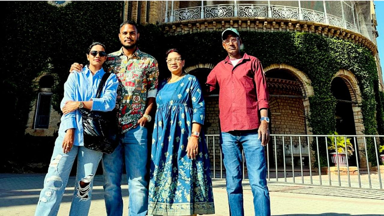 યશ દયાલે 21 સપ્ટેમ્બર 2018ના રોજ 2018-19  વિજય હજારે ટ્રોફીમાં ઉત્તર પ્રદેશ માટે લિસ્ટ એમાં પ્રવેશ કર્યો.તેમણે 1 નવેમ્બર 2018ના રોજ 2018-19 રણજી ટ્રોફીમાં ઉત્તર પ્રદેશ માટે પ્રથમ શ્રેણીમાં પ્રવેશ કર્યો. તેમણે 21 ફેબ્રુઆરી 2019ના રોજ 2018-19 સૈયદ મુશ્તાક અલી ટ્રોફીમાં ઉત્તર પ્રદેશ માટે ટ્વેન્ટી20માં પ્રવેશ કર્યો હતો.  