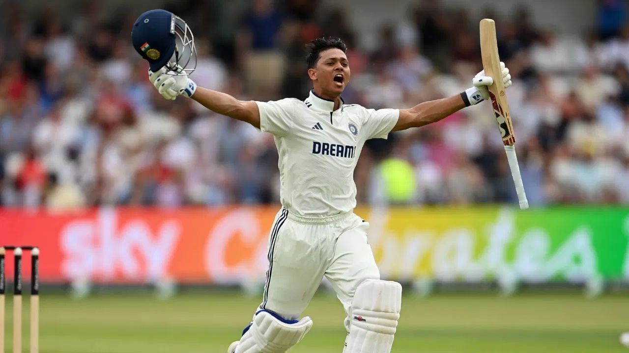 યશસ્વી જયસ્વાલે 127 બોલમાં 11 ચોગ્ગા અને 2 છગ્ગાની મદદથી સદી પૂર્ણ કરી હતી. 