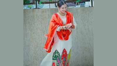 ગણેશ ઉત્સવ દરમિયાન મહવશે સફેદ અને નારંગી રંગનો સુંદર કોમ્બિનેશન સૂટ પહેર્યો છે, જે સરળ હોવાની સાથે ઉત્સવનો માહોલ પણ આપે છે. આમાં તેનો લુક ચમકી રહ્યો છે. 