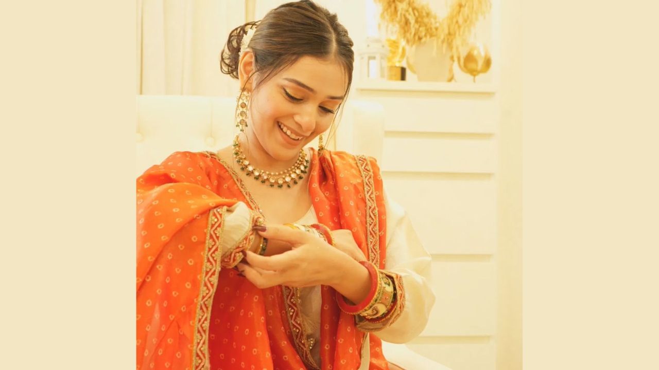 મહવશે આ સૂટ સાથે ઘરેણાં પણ ખૂબ જ ઓછા રાખ્યા છે. તેણીએ મિરર અને કુંદન ચોકર સેટ પહેર્યો છે, જેમાં મેચિંગ ઇયરિંગ્સ છે. લીલા રંગનો ચોકર સેટ આ સૂટ સાથે ખૂબ જ સુંદર લાગી રહ્યો છે.