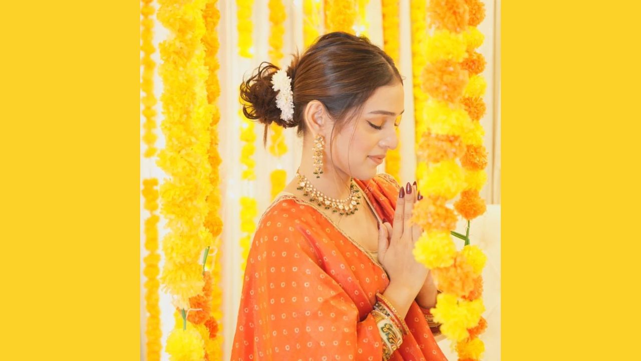 મહવશે તેના વાળમાં બન બનાવ્યો છે, જેમાં તેણે ગજરો લગાવ્યો છે. તેણીએ તેના હાથમાં બંગડીઓ પહેરી છે, જે આ મલ્ટી-કલર્ડ સૂટ સાથે સારી રીતે સૂટ કરે છે. આ લુકમાં મહવશ ખૂબ જ સુંદર લાગી રહી છે.