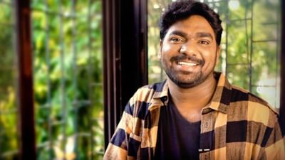 ફેમસ સ્ટેન્ડઅપ કોમેડિયન ઝાકિર ખાને ન્યુયોર્કમાં ભારતનું નામ રોશન કર્યું છે. કોમેડિયન ન્યુયોર્કના ફેમસ મેડિસન સ્કવેર ગાર્ડનમાં હિન્દીમાં પરફોર્મ કર્યું છે. તે પહેલો ભારતીય કોમેડિયન બની ગયો છે. તેમણે ન્યુયોર્ક જઈ હિન્દીમાં પરફોર્મ કર્યું છે.