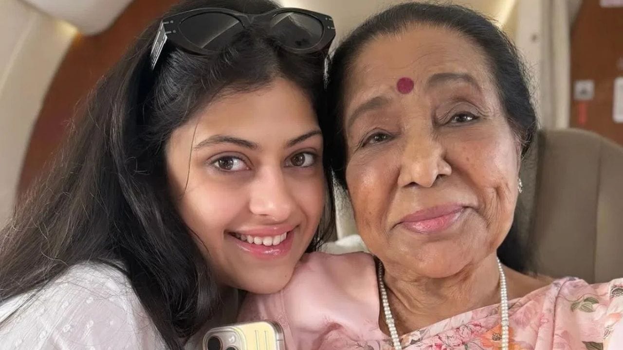 હવે સવાલ એ થાય છે કે, જનાઈ ભોસલે કોણ છે? તો તમને જણાવી દઈએ કે, આશા ભોસલેની પૌત્રી છે.જનાઈ પોતાની દાદીની જેમ સિંગિંગ કરે છે અને ફીલ્ડ સાથે પણ જોડાયેલી છે. તે માત્ર સિંગર નથી પરંતુ ગીત લખે છે અને કંપોઝ પણ કરે છે.