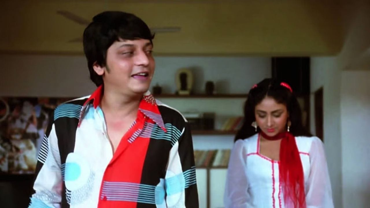 આને વાલા પલ જાને વાલા હૈ: 1979ની ક્લાસિક ફિલ્મ 'ગોલમાલ'ના 'આને વાલા પલ જાને વાલા હૈ' ગીતમાં કુમારનો અભિનય એટલો પ્રભાવશાળી છે કે તે ફિલ્મમાં અમોલ પાલેકર અને બિંદિયા ગોસ્વામી વચ્ચેના ખીલતા પ્રેમની પૃષ્ઠભૂમિ સામે સમય અને જીવનના ક્ષણભંગુરતાને રેખાંકિત કરે છે.