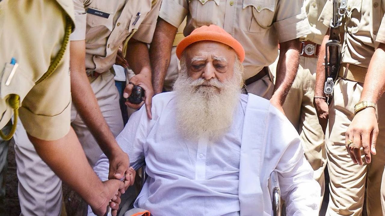 આસારામ બાપુ: હવે વાત કરીએ આસારામ બાપુની. રાજસ્થાનની જોધપુર જેલમાં બંધ આસારામને 2018માં સગીરા પર રેપના કેસમાં આજીવન કેદની સજા ફટકારવામાં આવી હતી. તેમના પર સુરતની બે સગીરાઓ પર રેપ, સાક્ષીઓ પર હુમલો અને હત્યા જેવા ગંભીર આરોપો છે. ઓગસ્ટ 2024માં રાજસ્થાન હાઈકોર્ટે તેમને સારવાર માટે સાત દિવસના પેરોલ મંજૂર કર્યા હતા. આસારામનો પુત્ર નારાયણ સાંઈ પણ રેપના કેસમાં સુરતની જેલમાં આજીવન કેદની સજા ભોગવી રહ્યો છે.