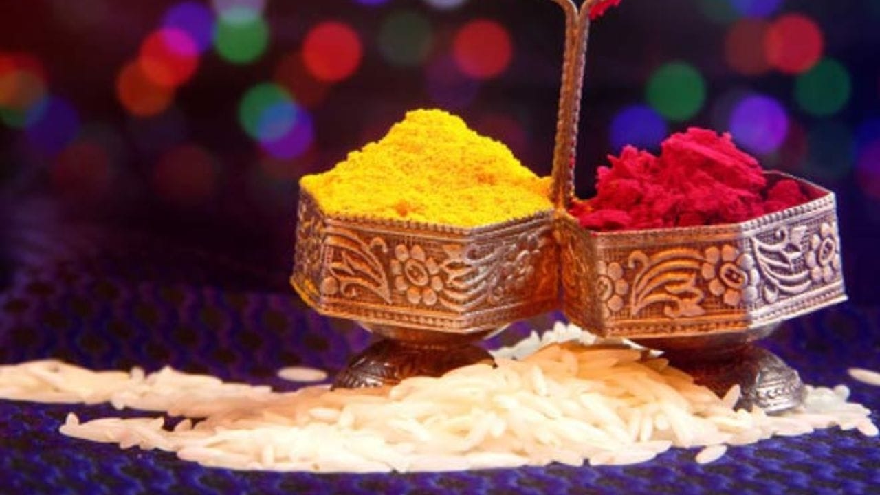 અક્ષત: ભાઈના કપાળ પર કુમકુમનું તિલક લગાવ્યા પછી અક્ષત એટલે કે ચોખા લગાવવામાં આવે છે. આવી સ્થિતિમાં, થાળીમાં અક્ષત પણ સામેલ કરવો જોઈએ. એવું માનવામાં આવે છે કે કપાળ પર કુમકુમ અને અક્ષતનું તિલક લગાવવું એ શુભતાનું પ્રતીક છે.