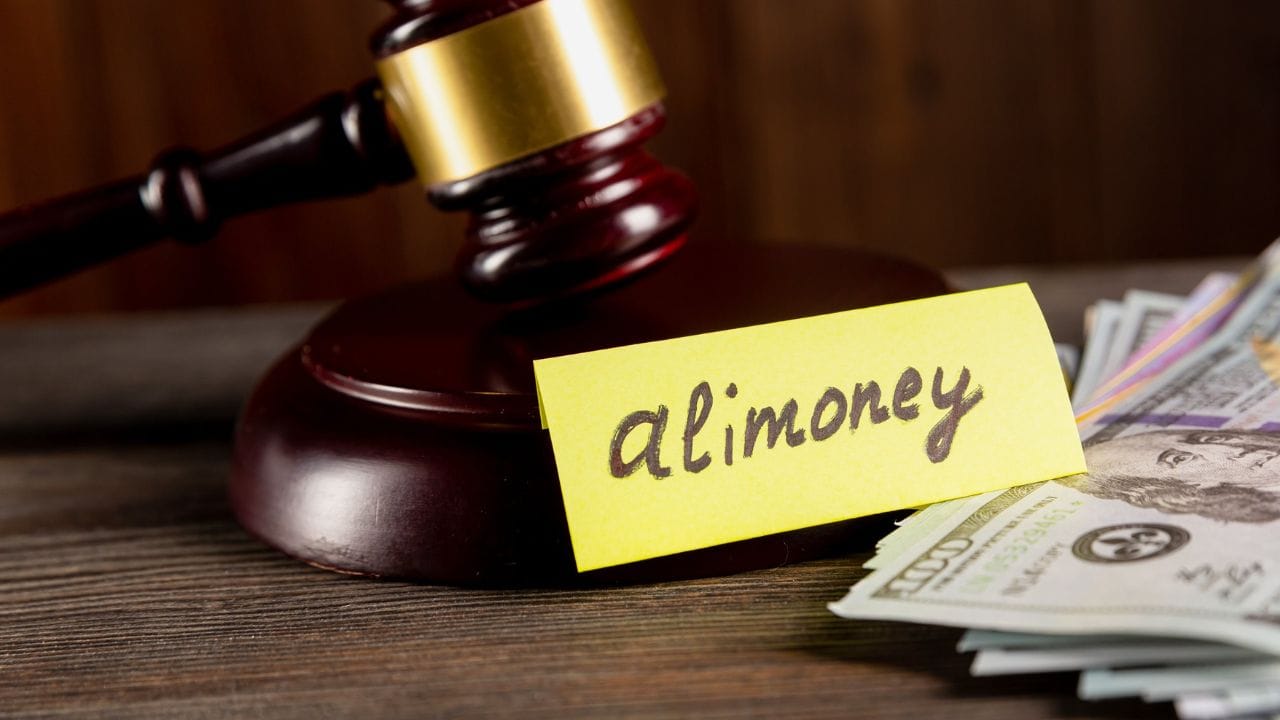 આ સાથે બેન્ચે તે મહિલાને પણ ચુકાદો આપ્યો. જેણે માગ કરી હતી કે તેને 12 કરોડ રૂપિયાની રકમ અને ભરણપોષણ તરીકે મુંબઈમાં એક ફ્લેટ આપવામાં આવે. આના પર મુખ્ય ન્યાયાધીશની બેન્ચે કહ્યું કે, તમારા લગ્ન ફક્ત 18 મહિના ટક્યા અને તમે 18 કરોડ રૂપિયા માંગી રહ્યા છો. આનો અર્થ એ છે કે તમે લગ્નના એક મહિનાના બદલામાં એક કરોડ રૂપિયા માંગો છો.
