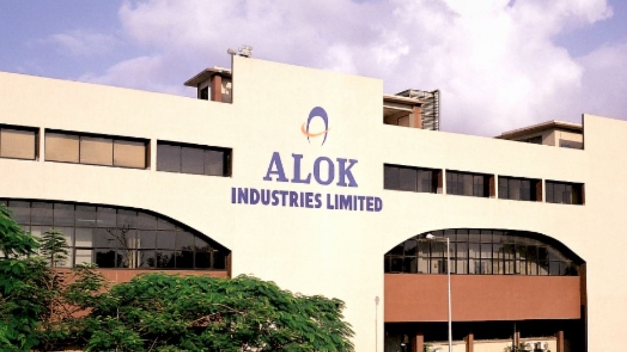કંપનીએ નાણાકીય વર્ષ 26ના પહેલા ક્વાર્ટરમાં રૂ. 171.56 કરોડનું કરવેરા પહેલાનું નુકસાન નોંધાવ્યું હતું, જે એક વર્ષ અગાઉના સમાન સમયગાળામાં રૂ. 206.87 કરોડનું કરવેરા પહેલાનું નુકસાન હતું. માર્ચ 2025 સુધી આલોક ઇન્ડસ્ટ્રીઝમાં RIL 40.01 ટકા હિસ્સો ધરાવે છે, જ્યારે JM ફાઇનાન્શિયલ એસેટ રિકન્સ્ટ્રક્શન કંપની 34.99 ટકા હિસ્સો ધરાવે છે.
