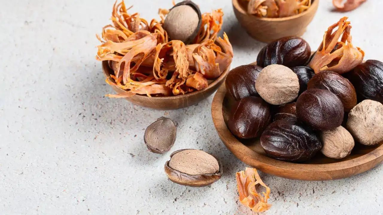 આ સ્થિતિમાં ઘરેલું ઉપચાર ઉપયોગી થઈ શકે છે. આપણા ભારતીય રસોડામાં આવી ઘણી વસ્તુઓ છે, જેનો ઉપયોગ કરીને તમે તમારી સ્કીનને બદલી શકો છો. રસોડામાં હાજર જાવિત્રી તમારી ત્વચા માટે ખૂબ ફાયદાકારક સાબિત થઈ શકે છે. જાવિત્રીનો ઉપયોગ ખોરાકમાં સુગંધ લાવવા માટે થાય છે અને તેનું સેવન સ્વાસ્થ્ય માટે પણ ખૂબ ફાયદાકારક સાબિત થાય છે. ચાલો જાણીએ કે જાવિત્રી ત્વચા માટે કેવી રીતે ફાયદાકારક સાબિત થઈ શકે છે.
