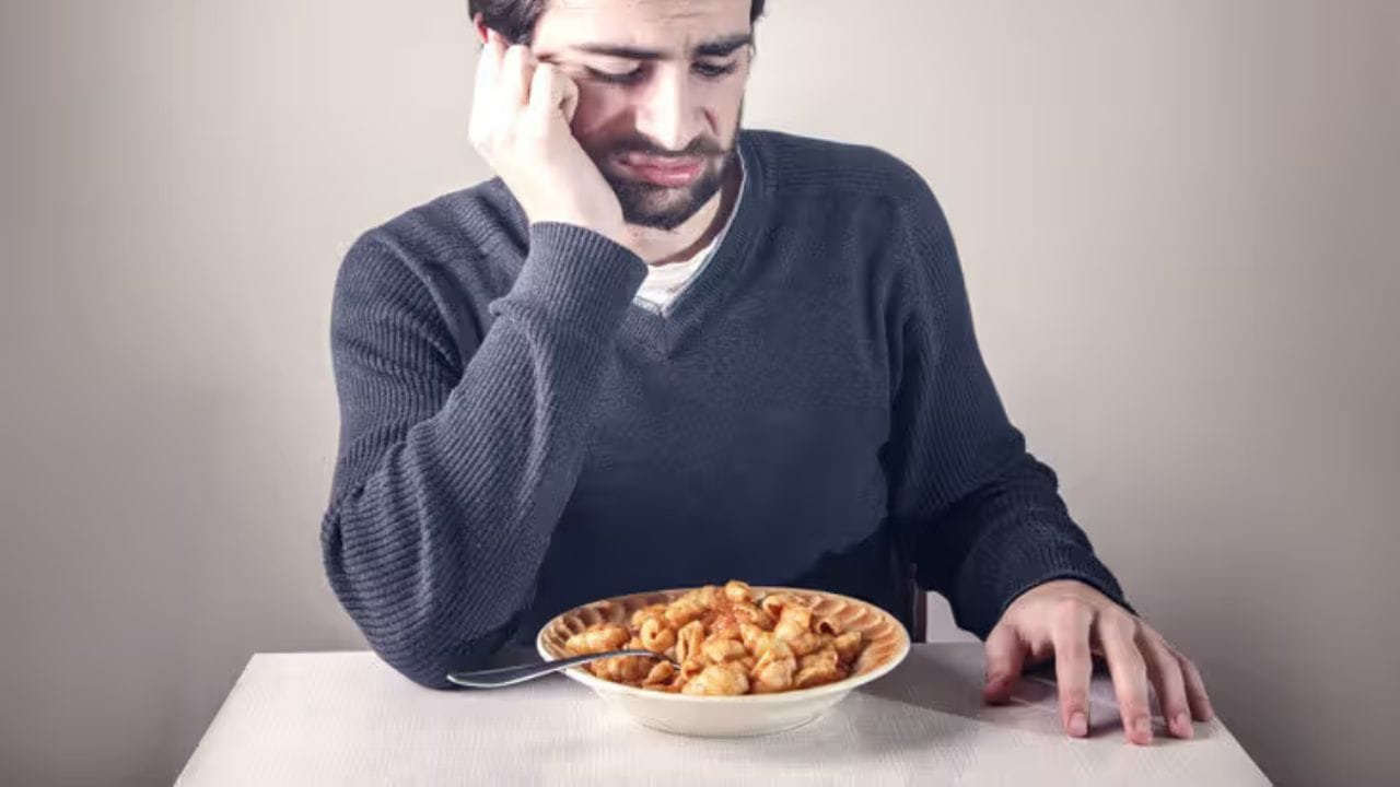 હવામાનમાં ફેરફારને કારણે ભૂખ પર અસર- ક્યારેક આવું ફક્ત લાઈફસ્ટાઈલ, ઊંઘનો અભાવ, તણાવ અથવા હવામાનમાં ફેરફારને કારણે થાય છે. ઉદાહરણ તરીકે ઉનાળા કે વરસાદની ઋતુમાં ઘણા લોકોનું ચયાપચય થોડું ધીમું થઈ જાય છે, જેના કારણે ભૂખ ઓછી લાગે છે. પરંતુ જો તમે જોયું કે આ ફેરફાર અઠવાડિયા સુધી ચાલુ રહે છે અને તેની સાથે થાક, વજન ઘટાડવું, નબળાઈ અથવા પેટની સમસ્યાઓ જેવી સમસ્યાઓ પણ થઈ રહી છે, તો તે કોઈ મોટી બીમારી તરફ ઈશારો કરી શકે છે.