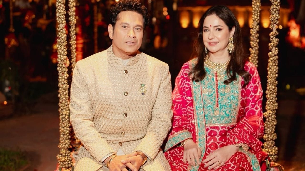 તેના પિતા માસ્ટર બ્લાસ્ટર સચિન તેંડુલકરે 1995માં અંજલિ સાથે લગ્ન કર્યા હતા. ત્યારે અંજલિ તેનાથી પાંચ વર્ષ મોટી હતી. સચિનનો જન્મ 24 એપ્રિલ 1973માં થયો છે. જ્યારે અંજલિનો જન્મ 10 નેવમ્બર 1967ના રોજ થયો છે.