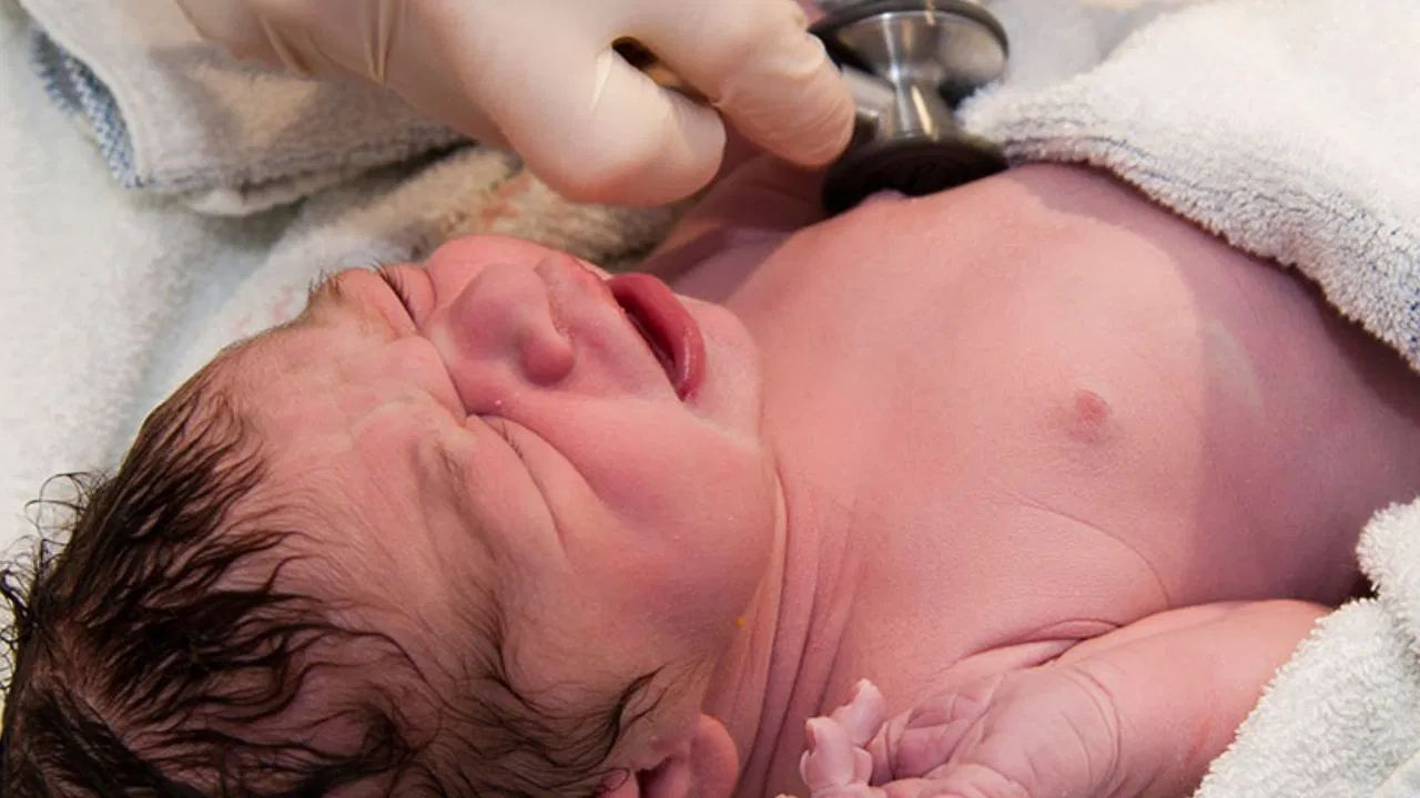 ઓક્સિજન થેરાપીની ઘણી વખત જરૂર પડે છે - બાળક સમય પહેલા જન્મે છે, તો તેના ફેફસાં સંપૂર્ણ રીતે વિકસિત થતા નથી. તેથી, તેને શ્વાસ લેવામાં તકલીફ થઈ શકે છે. આવા બાળકોને ઘણીવાર વેન્ટિલેટર અથવા ઓક્સિજન થેરાપીની જરૂર પડે છે. જો માતાને અસ્થમા કે ફેફસાની કોઈ બીમારી હોય, તો તે બાળકના સ્વાસ્થ્યને અસર કરી શકે છે.
