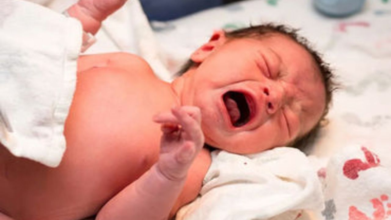 સામાન્ય ડિલિવરી સરળ છે - જ્યારે બાળક સામાન્ય ડિલિવરીમાં જન્મે છે, ત્યારે તેની છાતી પર થોડું દબાણ આવે છે, જેના કારણે તેના ફેફસાંમાં રહેલું પાણી બહાર આવે છે. પરંતુ સિઝેરિયન, જેને સી-સેક્શન ડિલિવરી પણ કહેવાય છે, તેમાં આવું થતું નથી. તેથી, કેટલાક બાળકોને શ્વાસ લેવામાં થોડી તકલીફ પડી શકે છે.
