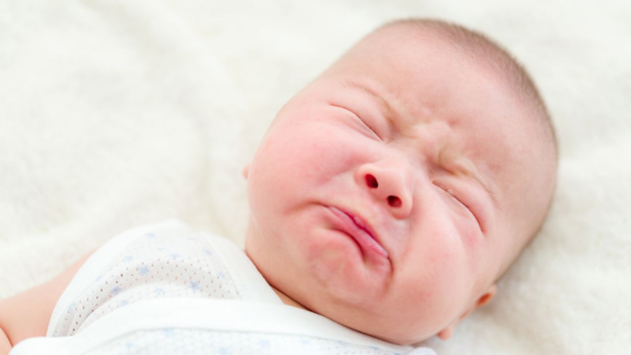 પહેલો શ્વાસ અને રડવું મહત્વપૂર્ણ છે - ડૉક્ટર કહે છે કે બાળક જન્મના થોડા સેકન્ડ પછી એટલે કે 8 સેકન્ડ પછી પહેલો શ્વાસ (બાળકો જન્મ પછી કેવી રીતે શ્વાસ લે છે) લે છે. તેના ફેફસામાં હવા ભરવા માટે આ પ્રક્રિયા ખૂબ જ મહત્વપૂર્ણ છે. બાળકનું રડવું (બાળકો જન્મ સમયે કેમ રડે છે) એ સંકેત છે કે તેના ફેફસાં કામ કરવાનું શરૂ કરી દીધું છે. જો બાળક રડતું નથી, તો ડૉક્ટર તરત જ તેની તપાસ કરે છે. ડૉક્ટરે કહ્યું કે અમે મશીનથી બાળકનું મોં અને નાક સાફ કરીએ છીએ. તેને ઓક્સિજન આપીએ છીએ અને જરૂર પડ્યે CPR પણ આપીએ છીએ.
