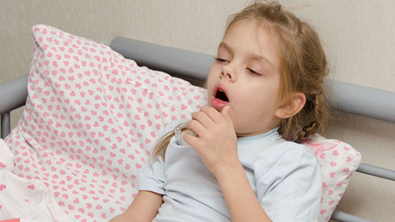 આ ઉપરાંત ભીના કપડાં, ગંદકી અને સ્વચ્છતામાં થોડી બેદરકારી બાળકને બીમાર કરી શકે છે. આ ઋતુમાં બાળકોને ખાસ કાળજી અને સાવધાની રાખવાની જરૂર છે. જેથી તેઓ કોઈપણ પ્રકારના ચેપથી સુરક્ષિત રહી શકે.