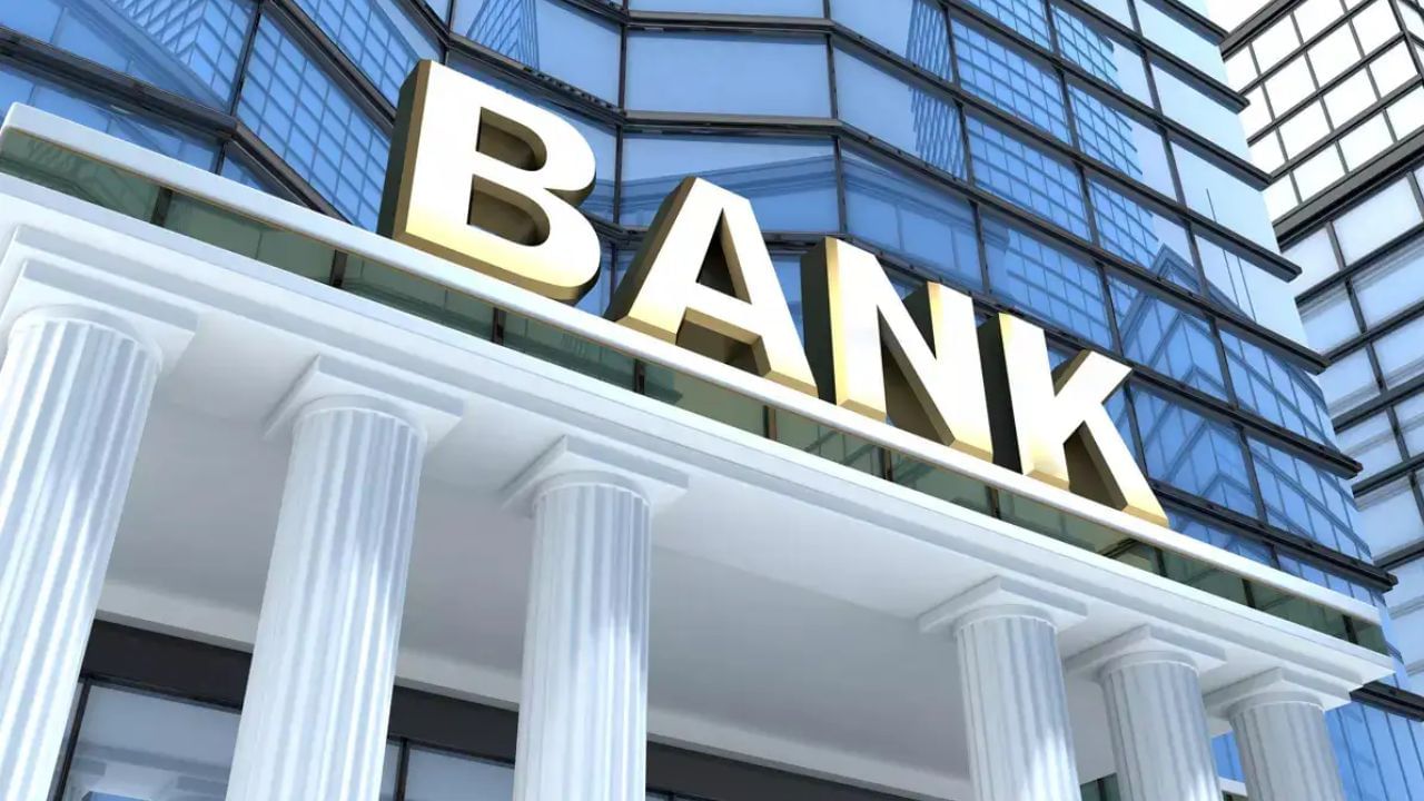 જો તમે ઇચ્છો, તો તમે સીધા બેંકમાં જઈને પણ ફરિયાદ કરી શકો છો. જો કે, તમારા સ્પષ્ટતા માટે બેંકને સત્તાવાર ઇમેઇલ મોકલવાનું વધુ સારું છે.