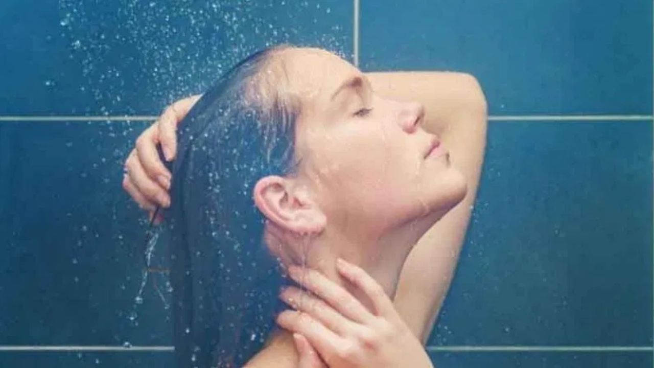 નવા ટ્રેન્ડમાં કયા ફેરફારો જોવા મળે છે? - આજકાલ "ક્લીન પણ સ્માર્ટ" અભિગમ વધુને વધુ લોકપ્રિય થઈ રહ્યો છે. જેમાં લોકો દરરોજ ફક્ત અંડરઆર્મ્સ, પ્રાઈવેટ પાર્ટ્સ અને ચહેરા જેવા જરૂરી ભાગોને જ ધોવે છે. જ્યારે આખા શરીર પર સાબુનો ઓછો ઉપયોગ કરે છે. આ ત્વચાને ફોલ્લીઓ અને શુષ્કતાથી બચાવે છે.