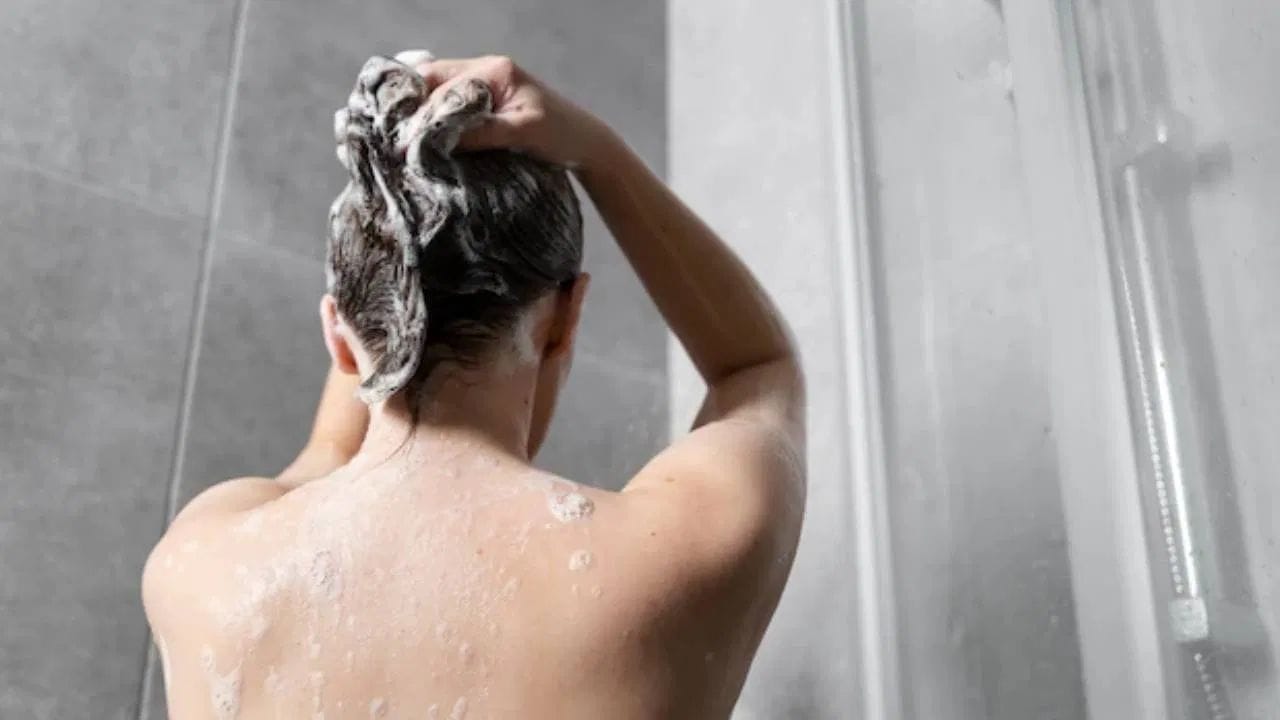 દરરોજ સ્નાન કરવું હવે જરૂરી નિયમ નથી. નિષ્ણાતો માને છે કે ત્વચાના સ્વાસ્થ્યને જાળવવા માટે, આપણે સમજદારીપૂર્વક સ્નાન કરવાની પદ્ધતિ અપનાવવી જોઈએ. તે તમારી દિનચર્યા, ત્વચાના પ્રકાર અને હવામાન પર આધાર રાખે છે. વધુ પડતું સ્નાન કરવાથી ત્વચાના કુદરતી રક્ષણને નુકસાન થઈ શકે છે.