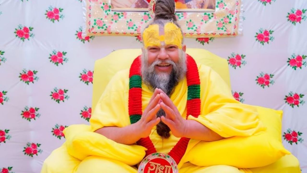 બધા ભક્તોની જેમ, તમે પણ મહારાજજીના દર્શન ખૂબ જ સરળતાથી કરી શકો છો. ચાલો તમને જણાવીએ કે પ્રેમાનંદ મહારાજને મળવાની સંપૂર્ણ પ્રક્રિયા શું છે.