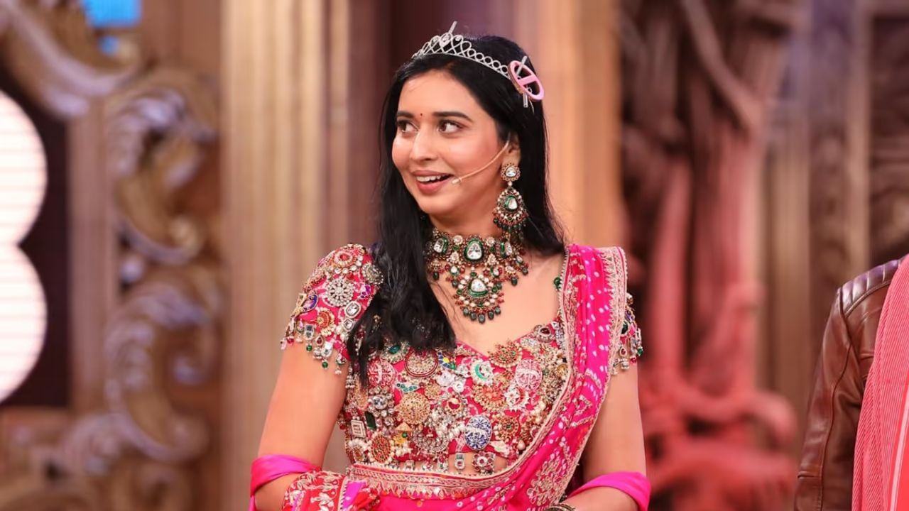 ૩. તાન્યા મિત્તલ: તાન્યા મિત્તલ એક ડિજિટલ સર્જક અને સોશિયલ મીડિયા પ્રભાવક છે જેની યુવાનોમાં ખૂબ મોટી ચાહક ફોલોઇંગ છે. પોતાની સામગ્રી અને શૈલી માટે જાણીતી, આ સુંદરતા બિગ બોસના ઘરમાં ધૂમ મચાવવા માટે તૈયાર છે.