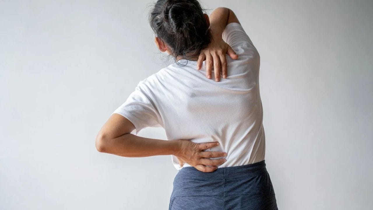 કેવી રીતે અટકાવવું? - દરરોજ ઓછામાં ઓછા 20 મિનિટ સૂર્યપ્રકાશમાં વિતાવો, જેથી તમને વિટામિન ડી મળે. દૂધ, દહીં, ચીઝ અને લીલા પાંદડાવાળા શાકભાજી જેવા કેલ્શિયમયુક્ત ખોરાક ખાઓ. દરરોજ હળવી કસરત કરો. લાંબા સમય સુધી એક જ સ્થિતિમાં ન બેસો. શરીરને ડિહાઇડ્રેટ ન થવા દો. તમારા વજનને નિયંત્રણમાં રાખો. સમય સમય પર તમારા હાડકાની ઘનતા તપાસો. ડૉક્ટરની સલાહ પર વિટામિન ડી અને કેલ્શિયમ સપ્લિમેન્ટ્સ લો.