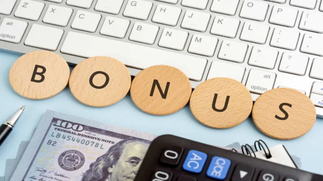 ગોડફ્રે ફિલિપ્સ ઇન્ડિયાએ તેના શેરધારકોને બોનસ શેરનું વિતરણ કરવાની જાહેરાત કરી છે. કંપનીએ 2:1 ના ગુણોત્તરમાં બોનસ શેરનું વિતરણ કરવાની જાહેરાત કરી છે. એટલે કે, ગોડફ્રે ફિલિપ્સ ઇન્ડિયા દરેક 1 શેર માટે 2 મફત શેર આપશે. 25 વર્ષમાં પહેલી વાર, કંપની તેના રોકાણકારોને બોનસ શેર ભેટ આપી રહી છે. ગોડફ્રે ફિલિપ્સ ઇન્ડિયાએ 1 જાન્યુઆરી 2000 થી તેના શેરધારકોને કોઈ બોનસ શેર આપ્યા નથી. 