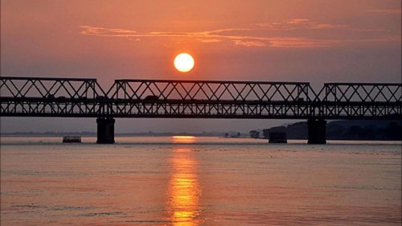 ધાર્મિક માન્યતા અનુસાર, આ નદીનો રંગ દર વર્ષે ત્રણ દિવસ લાલ થાય છે અને તેનું કારણ આસામનું કામાખ્યા દેવી મંદિર છે. આસામના ગુવાહાટીમાં બ્રહ્મપુત્ર નદીના કિનારે આવેલું કામાખ્યા દેવી મંદિર તેના રહસ્યો અને ચમત્કારો માટે ખૂબ પ્રખ્યાત છે.