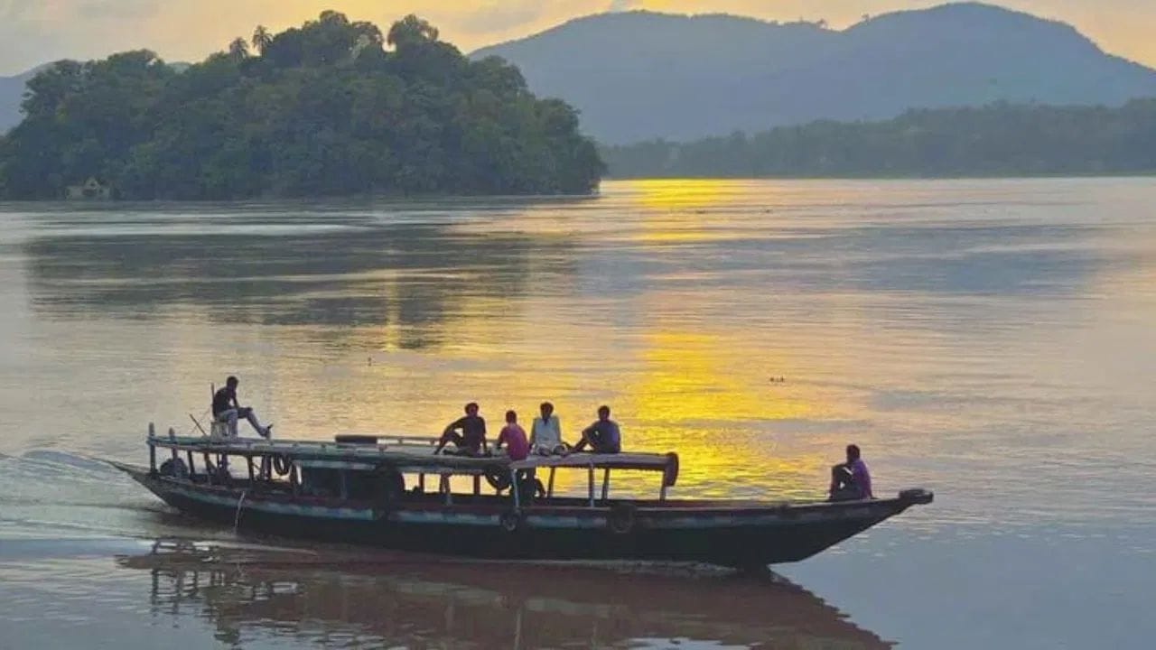 કામાખ્યા દેવી મંદિરને 51 શક્તિપીઠોમાંનું એક માનવામાં આવે છે. પૌરાણિક માન્યતા અનુસાર, માતા સતીનો યોનિ ભાગ અહીં પડ્યો હતો, જેના કારણે દેવીને વર્ષમાં એક વાર પીરિયડ આવે છે. એવું કહેવાય છે કે આ કારણે બ્રહ્મપુત્ર નદી ત્રણ દિવસ લાલ રંગની થઈ જાય છે.