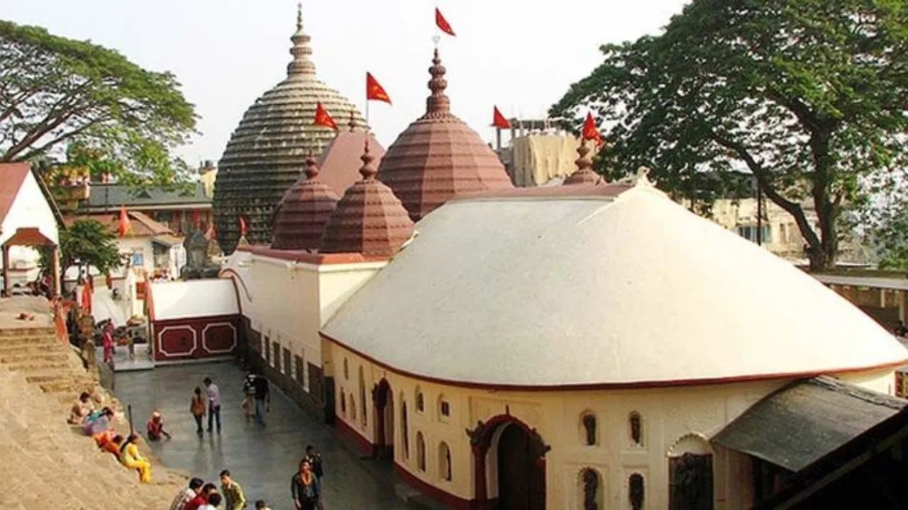 એવું માનવામાં આવે છે કે દર વર્ષે જૂન મહિનામાં આવતા અષાઢ મહિનામાં બ્રહ્મપુત્ર નદીનું પાણી લાલ રંગનું થઈ જાય છે. આ તે સમય છે જ્યારે કામાખ્યા દેવીને વર્ષમાં એક વાર પીરિયડ આવે છે. અને તેમના વહેતા લોહીને કારણે આ નદીનું પાણી લાલ થઈ જાય છે.કામાખ્યા દેવીને વર્ષમાં એક વાર પીરિયડ દરમિયાન, દેવી મંદિર ત્રણ દિવસ બંધ રહે છે.