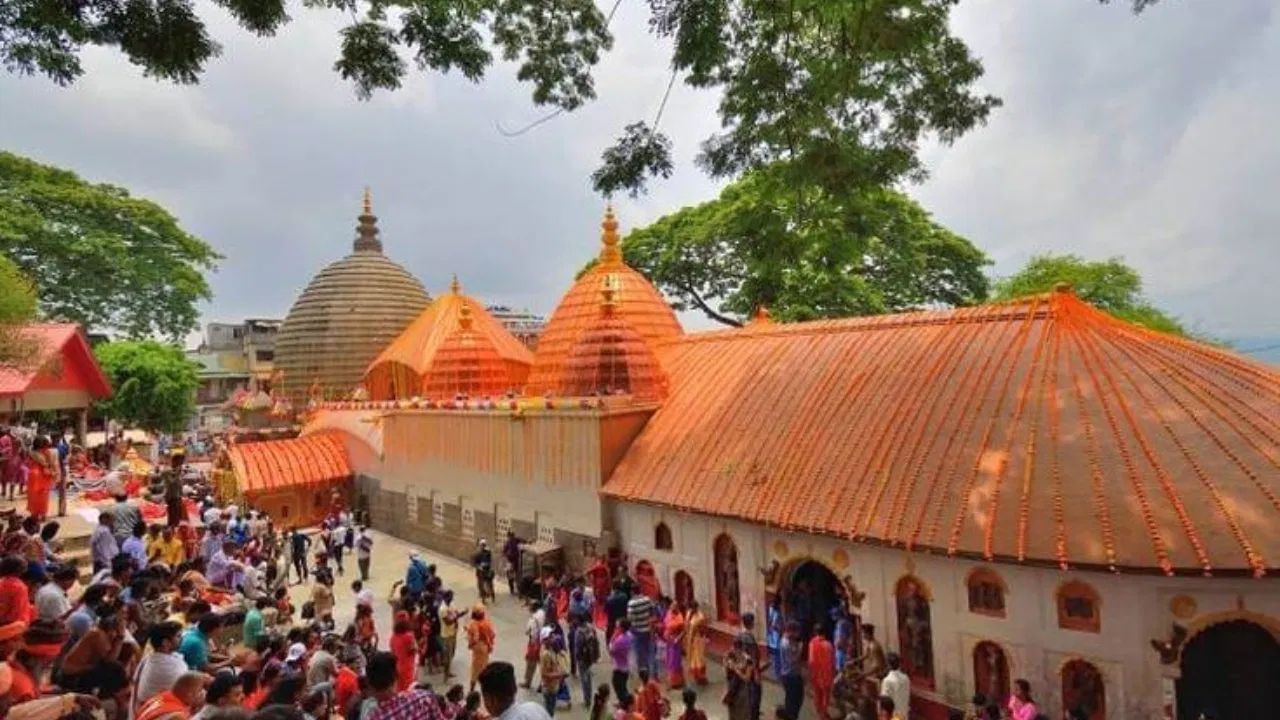 વિશ્વની એકમાત્ર પુરુષ નદી, બ્રહ્મપુત્ર નદી, જેમને બ્રહ્માજીના પુત્ર માનવામાં આવે છે. આસામ અને અરુણાચલ પ્રદેશમાં, આ નદીને દેવતા તરીકે પૂજવામાં આવે છે. જોકે, આ નદીનું પાણી લાલ હોવાના વિવિધ કારણો આપવામાં આવે છે.