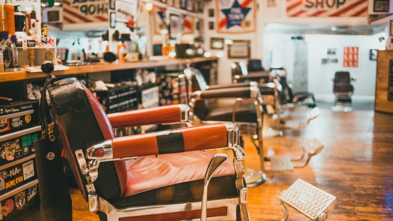 સલૂન ખોલવા માટે સૌપ્રથમ યોગ્ય જગ્યા પસંદ કરવી ખૂબ જરૂરી છે. મુખ્ય રસ્તા, બજાર વિસ્તાર કે રહેણાંક કોલોનીની નજીક શોપ ખોલવાથી ગ્રાહકો સરળતાથી આવશે. દુકાનનું સેટઅપ પણ આકર્ષક રાખવું જોઈએ, જેમાં કાચ, લાઈટિંગ, પંખા કે AC અને બેસવાની જગ્યા હોય. આ સાથે સાથે અનુભવી હેરડ્રેસર કે સ્ટાફ રાખવાથી ધંધો વધુ સારી રીતે ચાલી શકે છે. 