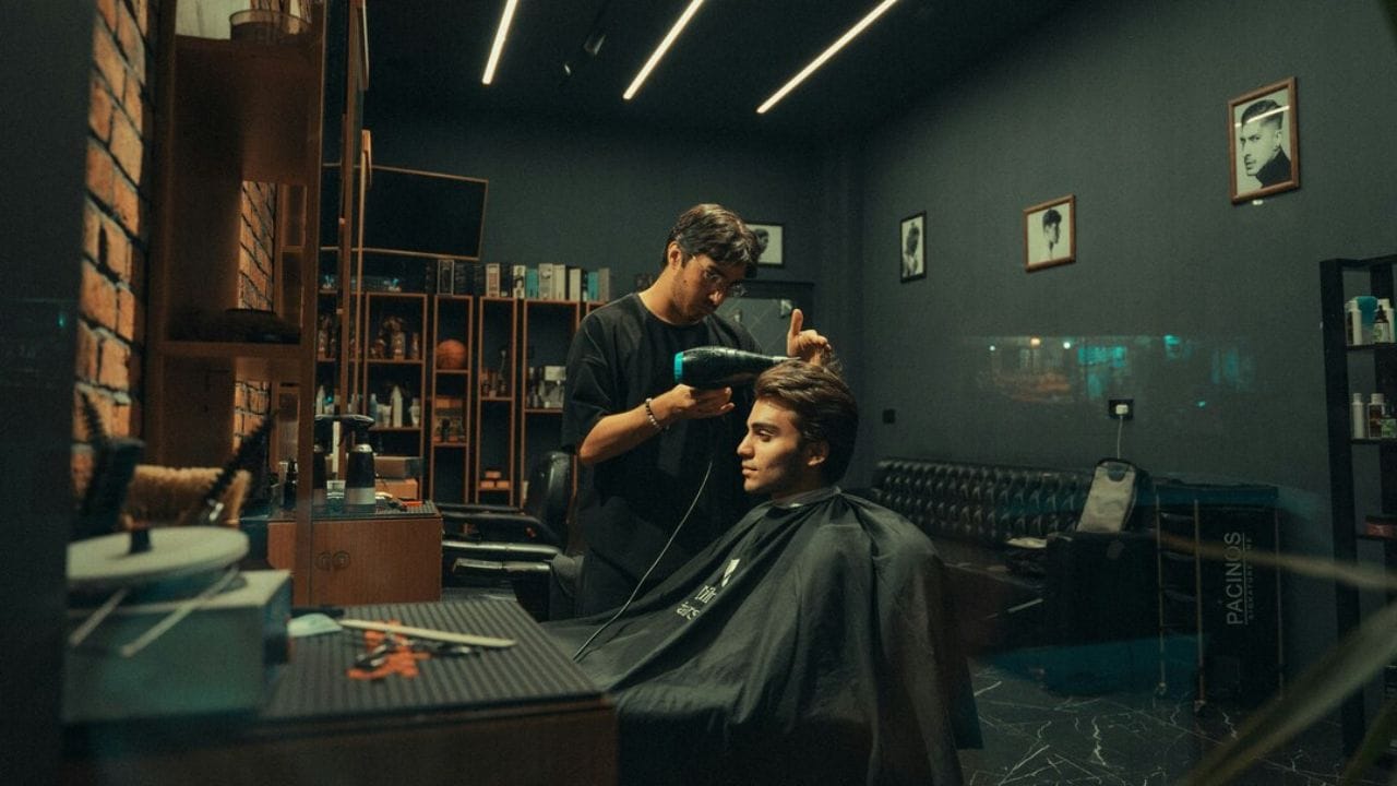 સામાન્ય રીતે હેરકટ, શેવિંગ કે ટ્રિમિંગ માટે એક ગ્રાહક પાસેથી ₹100 થી ₹300 સુધીનો ચાર્જ કરી શકાય છે. રોજના સરેરાશ 15 થી 25 ગ્રાહકો આવે તો દૈનિક આવક ₹2,000 થી ₹4,000 જેટલી થઈ શકે છે. માસિક આવક અંદાજે ₹50,000 થી ₹90,000 જેટલી અને ખર્ચ બાદ ચોખ્ખો નફો ₹25,000 થી ₹45,000 જેટલો થઈ શકે છે.