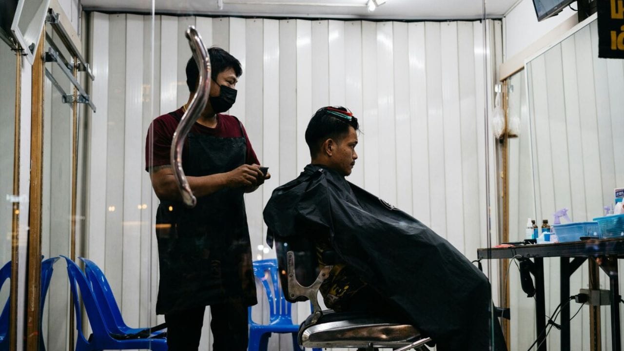 મોટા શહેરોમાં "શોપ એન્ડ એસ્ટાબ્લીશમેન્ટ લાઈસન્સ" લેવું પડે છે. આ સાથે જ બિઝનેસ બેંક એકાઉન્ટ રાખો તો તે વધુ સારું રહે છે. આ બિઝનેસમાં દૈનિક નફો અને આવક ગ્રાહકોની સંખ્યા ઉપર આધારિત હોય છે. 