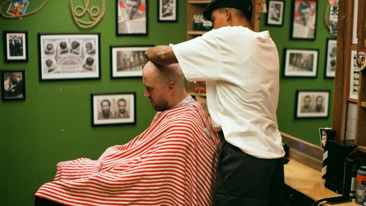 જો દુકાન પોતાની હશે તો માસિક ભાડાનો ખર્ચ બચી જશે. સલૂન માટે જરૂરી સાધનોમાં હાઇડ્રોલિક કટીંગ ચેર્સ, મોટા કાચ, હેર ડ્રાયર, ટ્રિમર, ક્લિપર, શેવર, કોસ્મેટિક પ્રોડક્ટ્સ જેવી વસ્તુઓ જરૂરી છે. આ ઉપરાંત ગ્રાહકો માટે બેસવાની જગ્યા પણ હોવી જોઈએ. નાના સ્તરે સલૂન ખોલવા માટે ખાસ દસ્તાવેજોની જરૂર પડતી નથી પરંતુ દુકાનના ભાડાના એગ્રીમેન્ટ કે માલિકીના દસ્તાવેજો જરૂરી છે. 