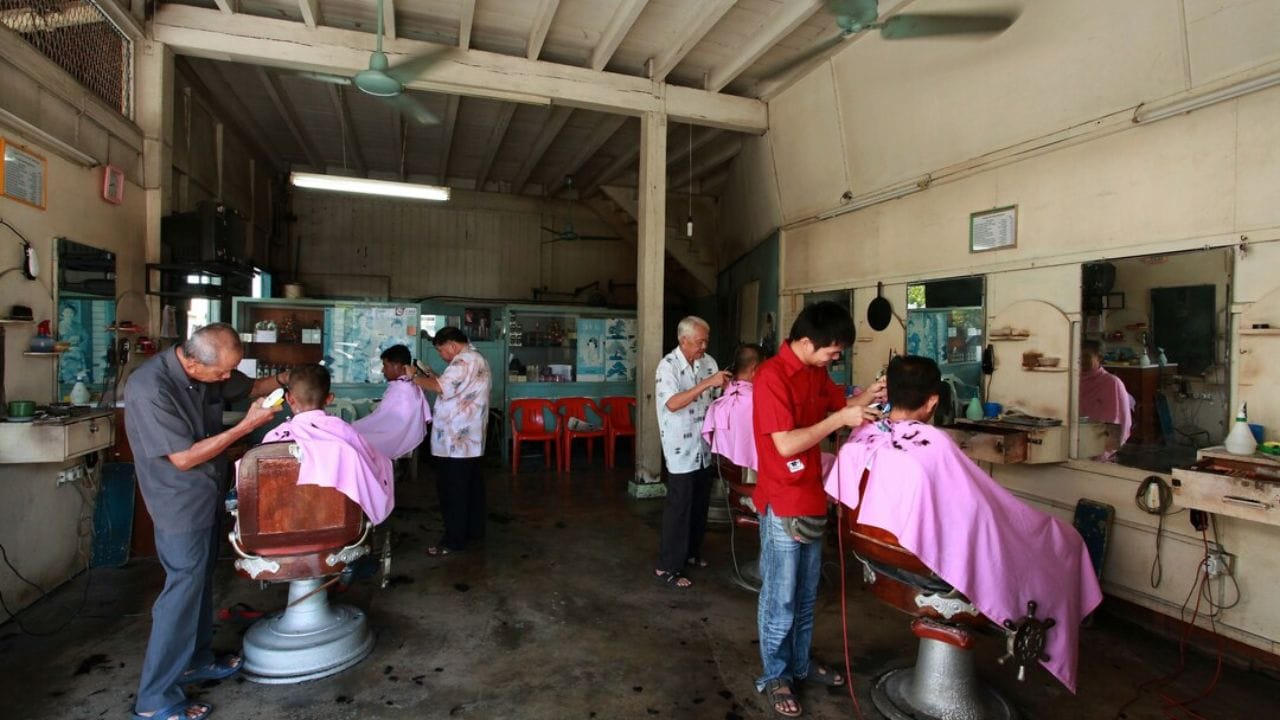 સલૂન શરૂ કરવા માટે શરૂઆતી ઈન્વેસ્ટમેન્ટમાં દુકાનનું ભાડું લગભગ ₹8,000 થી ₹15,000 સુધીનું, જ્યારે ઇન્ટિરિયર અને સેટઅપ માટે ₹50,000 થી ₹1,00,000 સુધીનો અંદાજિત ખર્ચ થઈ શકે છે. સાધનો અને મશીનો માટે ₹30,000 થી ₹60,000 તેમજ કોસ્મેટિક પ્રોડક્ટ્સ માટે ₹10,000 થી ₹20,000 જેટલો ખર્ચો થઈ શકે છે. ટૂંકમાં કુલ ઈન્વેસ્ટમેન્ટ અંદાજે ₹1.2 લાખથી ₹2 લાખ જેટલું થઈ શકે છે.