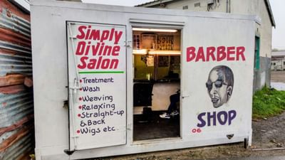 આજના સમયમાં ગ્રુમિંગ અને સ્ટાઈલની માંગ ખૂબ જ ઝડપથી વધી રહી છે. શહેરથી લઈને ગામડાં સુધી સલૂનની જરૂરિયાત હંમેશા રહે છે. એવામાં આ બિઝનેસ શરૂ કરવો એક નફાકારક વિકલ્પ બની શકે છે. 