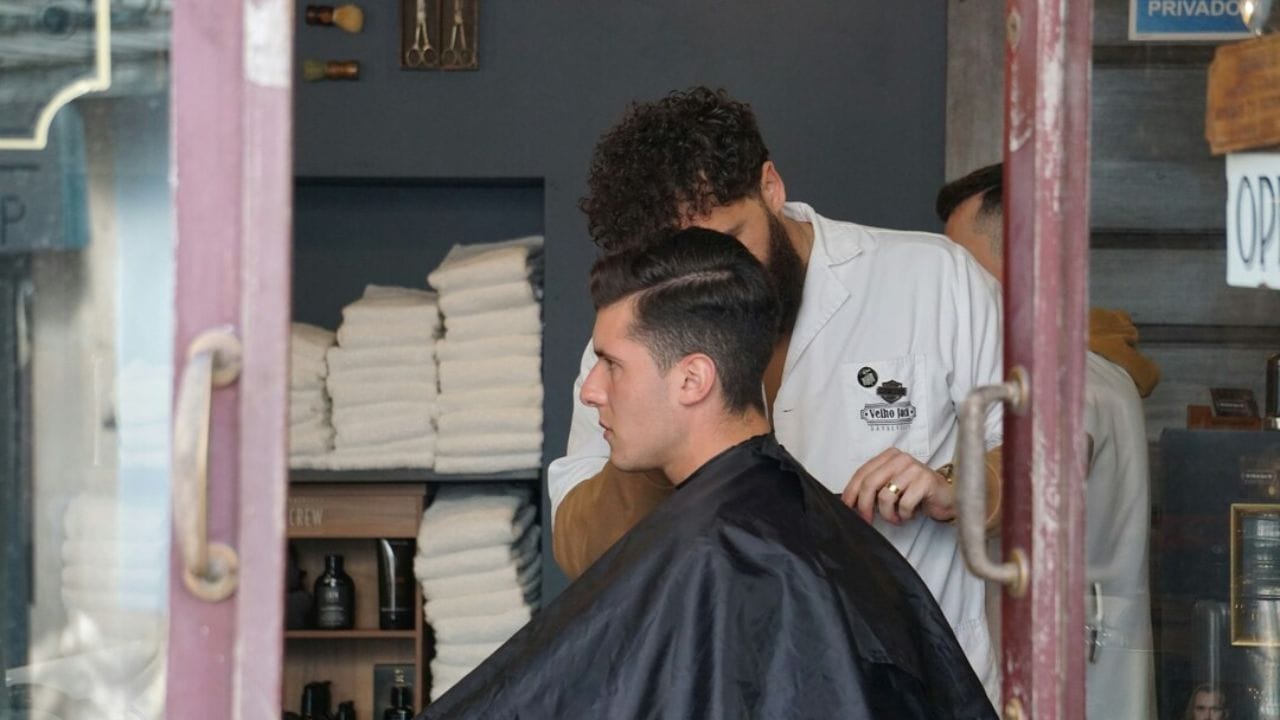 હંમેશા દુકાન સ્વચ્છ રાખવી અને ગ્રાહકો સાથે મૈત્રીપૂર્ણ વર્તન રાખવું જરૂરી છે. નવા ટ્રેન્ડ્સ અને સ્ટાઈલ મુજબ વાળ કાપવાની કળાથી યુવા ગ્રાહકોને આકર્ષી શકાય છે. જો રોકાણ વધુ કરવાની ક્ષમતા હોય તો AC, Wi-Fi અને મ્યુઝિક જેવી સુવિધાઓ આપવાથી પ્રીમિયમ ગ્રાહકો પણ મળી શકે છે. 