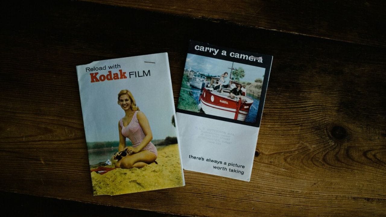 માર્કેટિંગ માટે સોશિયલ મીડિયા પેજ પર તમારી ડિઝાઇન અને પ્રિન્ટના સેમ્પલ પોસ્ટ કરો. ત્યારબાદ લોકલ ન્યૂઝ પેપર અને રેડિયો દ્વારા જાહેરાત કરાવો તેમજ સ્કૂલ, કોલેજ, ઈવેન્ટ પ્લાનર, ડેકોરેશન વાળા અને ગિફ્ટ શોપ સાથે ટાઈઅપ કરો. લગ્ન સીઝન અને ફેસ્ટિવલ સીઝન દરમિયાન ખાસ પેકેજ અને ડિસ્કાઉન્ટ ઓફર આપીને વધુ ઓર્ડર મેળવી શકાય છે.