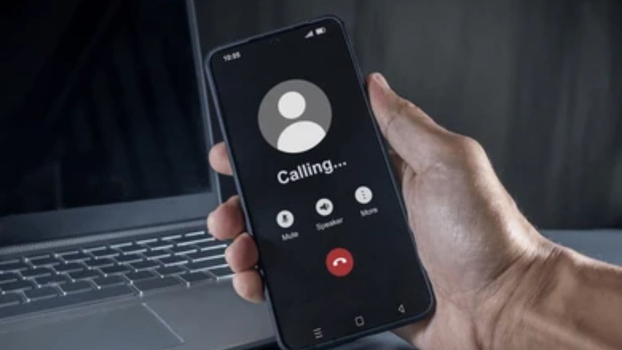 સોફ્ટવેર કંપની ગૂગલે તાજેતરમાં એન્ડ્રોઇડ 16 સાથે મટિરિયલ 3 એક્સપ્રેસિવ રીડિઝાઇન રજૂ કર્યું છે, જેના કારણે આ ફેરફાર કરવામાં આવ્યો છે. સર્વર-સાઇડ એક્ટિવેશનની મદદથી નવા અપડેટને કારણે, લાખો યુઝર્સ માટે ડાયલર અથવા ઇન્ટરફેસ અચાનક કોઈ મોટા અપડેટ વિના બદલાઈ ગયું છે. ઘણા યુઝર્સ સોશિયલ મીડિયા પર ફરિયાદ કરી અને કહ્યું કે તેમને આ ડિઝાઈન બિલકુલ પસંદ નથી.