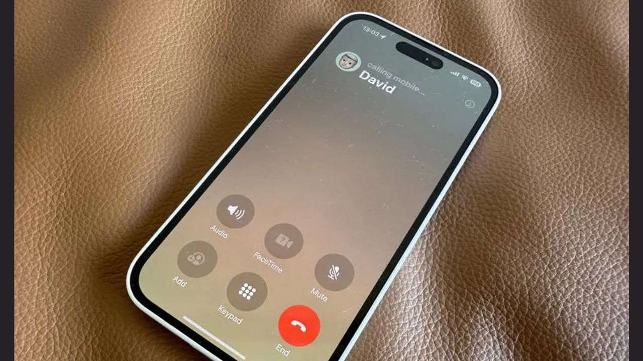 યાદીમાંથી Dialer/Phone એપ પર ટેપ કરો. ત્યાં ઉપર જમણી બાજુએ આપેલા ત્રણ ડોટ મેનૂ પર ક્લિક કરો.